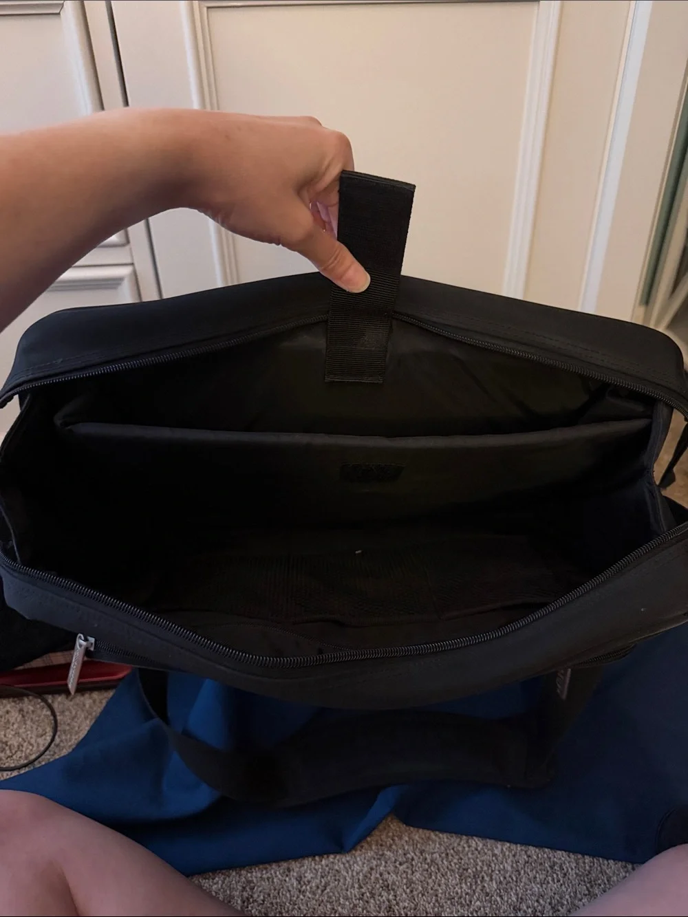 Kenneth Cole Reaction Black Messenger /Laptop Bag with Adjustable Strap